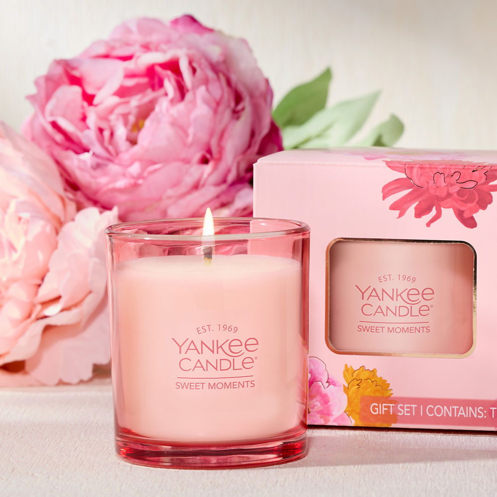Mother’s Day Floral Favorites Candle Gift Set - Image 3